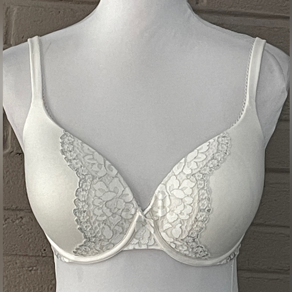 Victoria’s Secret Body by Victoria white bra 32DDD